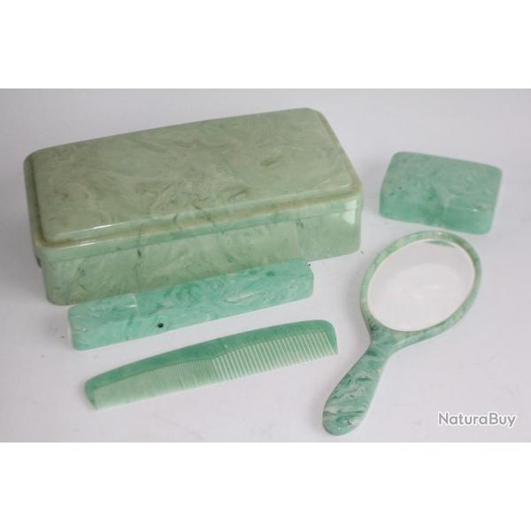 N�cessaire de toilette cellulo�d