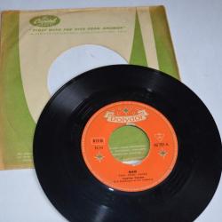 Vinyle 45T  Folk  Caterina Valente ?- Mais/ Ma vall&eacute;e descend du ciel