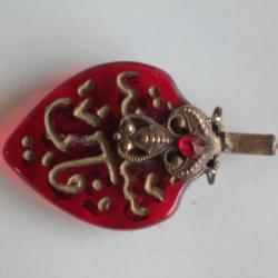 Épingle à chapeau verre gravé rouge or Oriental