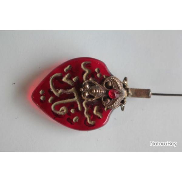 �pingle � chapeau verre grav� rouge or Oriental