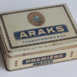 Bo&icirc;te &agrave; Cigarettes t&ocirc;le ARAKS Tchamkerten et Co. Premi&egrave;re