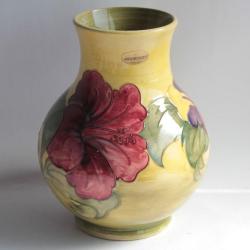 MOORCROFT Vase c&eacute;ramique Hibiscus Angleterre