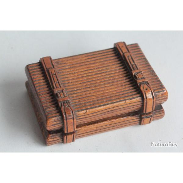Ancienne boite � timbres bois sculpt�