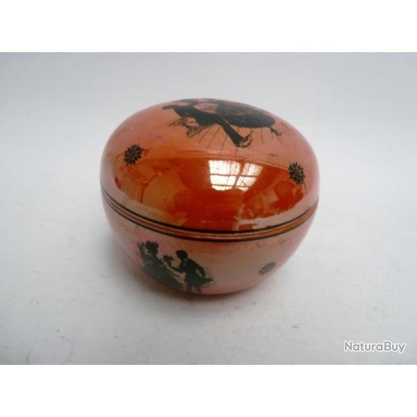 Boite a cr�me porcelaine �maill�e d�cor Napol�on III