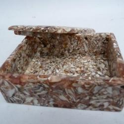 Ancienne boite en plastique compress&eacute;