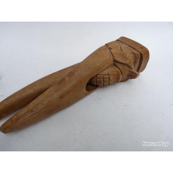 Casse noix bois sculpt� Art populaire Suisse