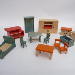 Mobilier de maison de poup&eacute;es