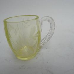 Petit verre a l'urane grav&eacute;  ouraline Art de la table verrerie