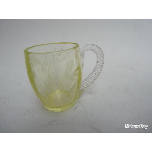 Petit verre a l'urane grav�  ouraline Art de la table verrerie