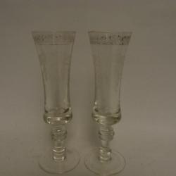 Paire fl&ucirc;tes a champagne d&eacute;cor grav&eacute; verres