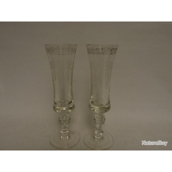 Paire fl�tes a champagne d�cor grav� verres