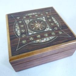 Boite a bijoux a d&eacute;cor d'incrustations