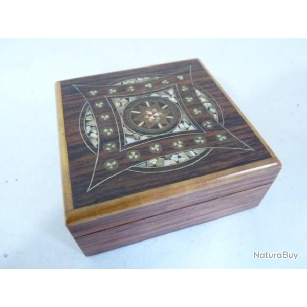 Boite a bijoux a d�cor d'incrustations