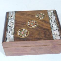 Boite a bijoux a d&eacute;cor d'incrustations