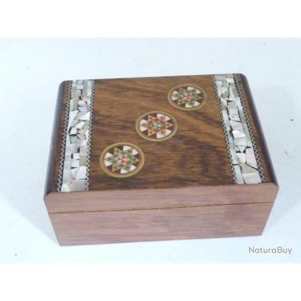 Boite a bijoux a d�cor d'incrustations
