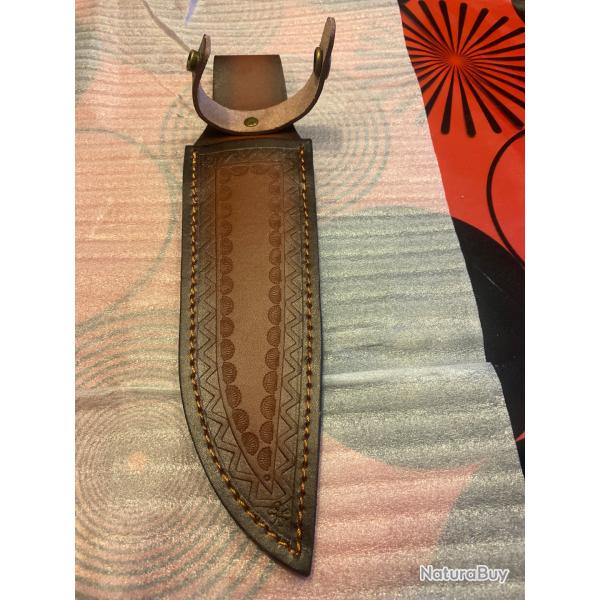 Fourreau en cuir v�ritable d�cor�
