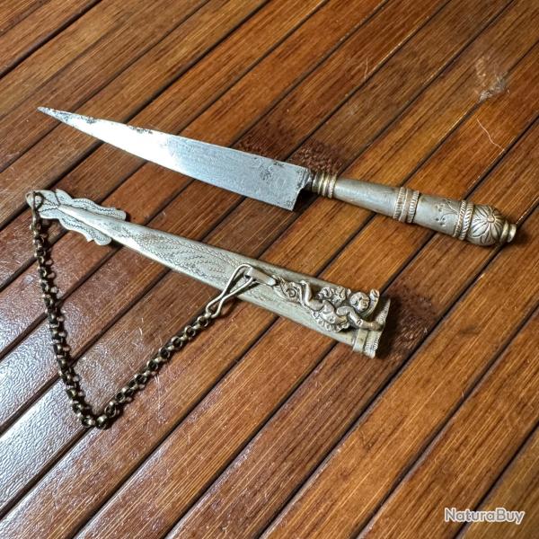 JOLIE PETIT STYLET M�TAL ARGENT� PASSANT DE CEINTURE SCULPT� EN ANGELO XlX �ME SI�CLE