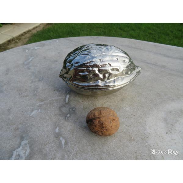 Grand Casse noix/Casse noisette vintage en mtal argent en forme de noix (Vers 1970)