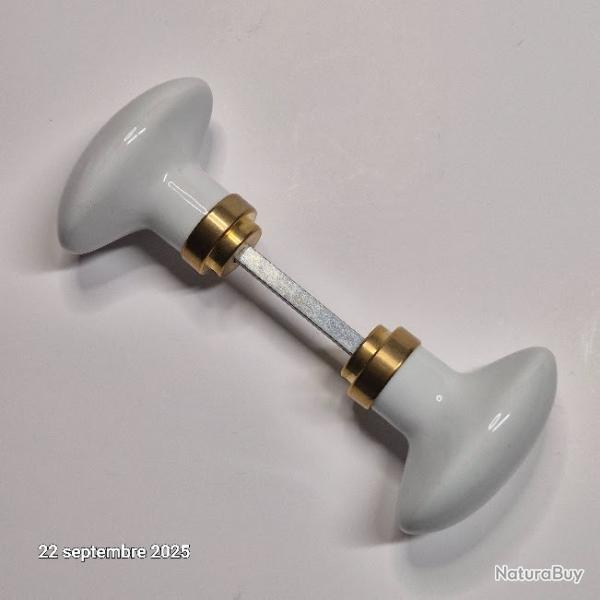 Deux boutons de porte ovales en porcelaine blanche et barre pour porte, neufs, annes 70