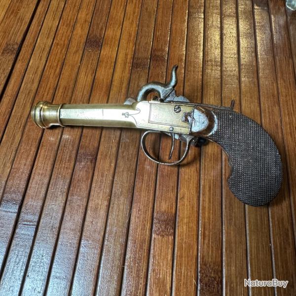 BEAU PISTOLET DE MARINE  PERCUSSION EN BRONZE ET EN BOIS NOYER