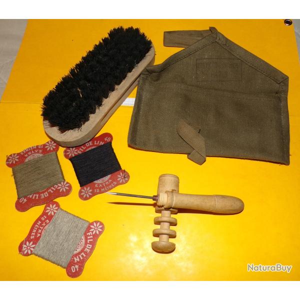 POCHETTE  NECESSAIRE A COUDRE WWII ,AVEC 3 POCHETTES DE FILS ET AIGUILLE SUR SON SUPPORT EN BUI