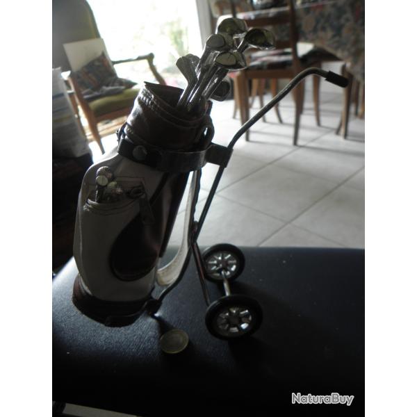 Voiturette de golf miniature avec b�tonnets � cocktail