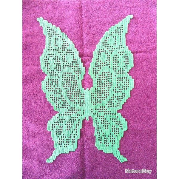 Papillon vert, napperon crochet filet. D�coration textile linge de table fait main neuf .