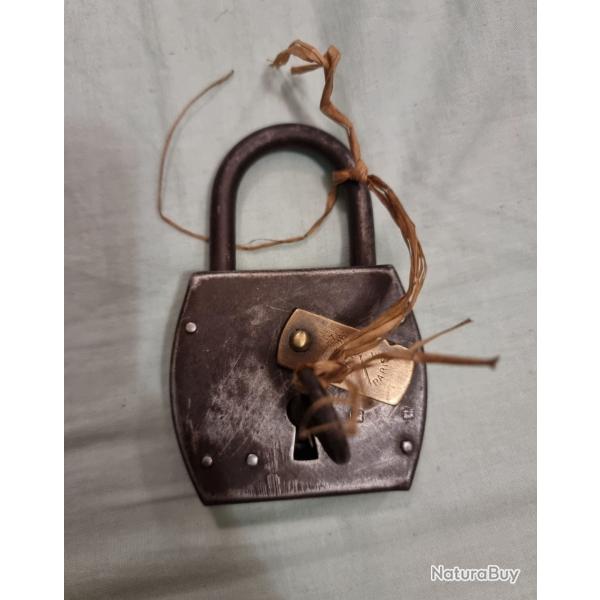 Ancien cadenas V.F. Paris - brevet�, complet avec cl� - XIXe si�cle