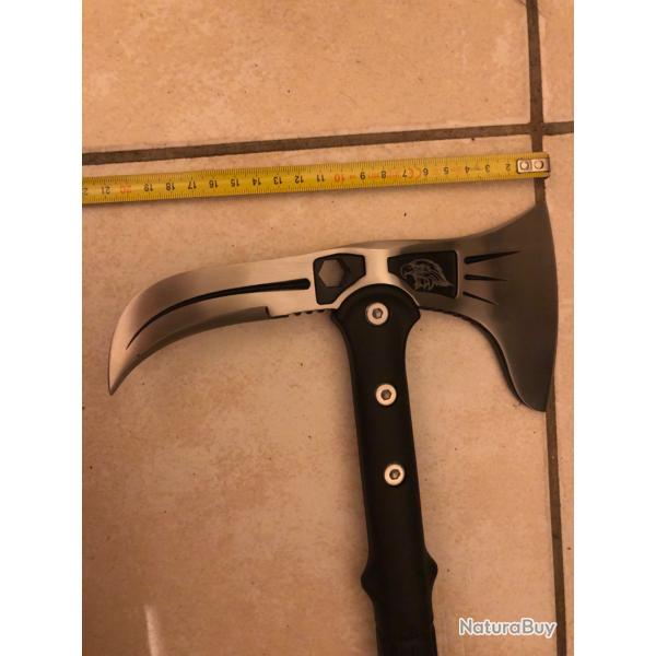 Hache avec pique recourb�.