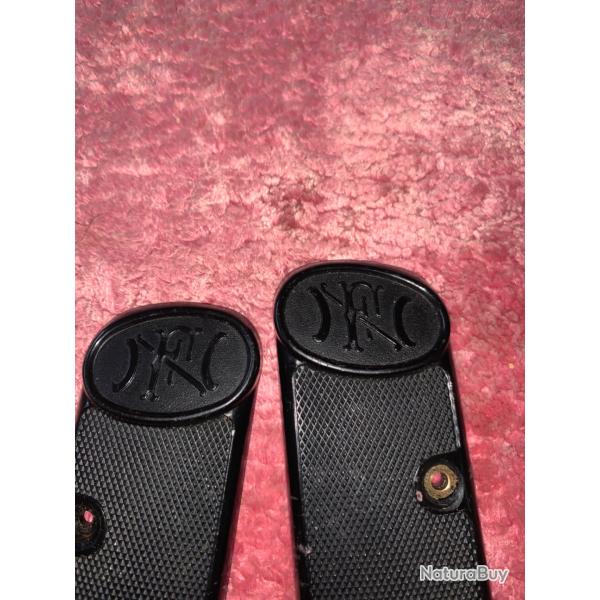 Pistolet FN 10/22 . Rare paire de plaquettes Bak�lite pr�coce .  Etat neuf . Ni fissure ni griffure.