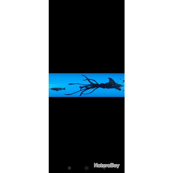 Avec calamar g�ant chassant un saumon imprim� sur le manche (photo 1), superbe canne mer