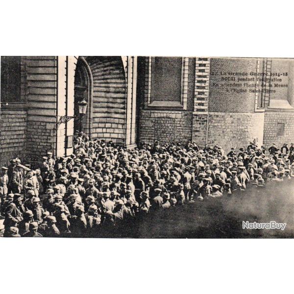 CPA -La Grande Guerre 1914-13 DOUAI pendant l'occupation En attendant l'heure de la Messe N� 4062