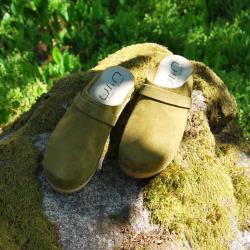Sabots su&eacute;dois femme en daim nubuck velours luxe vert kaki