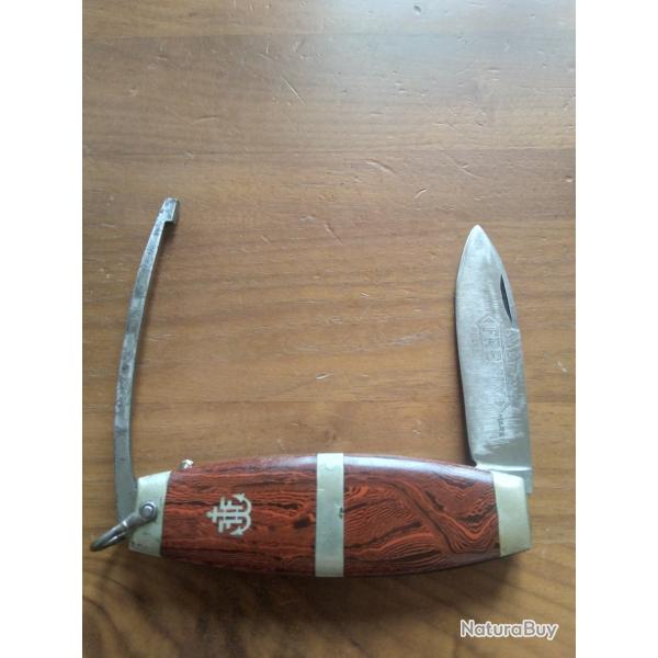 Couteau pliant � syst�me le tcheco