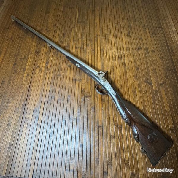 FUSIL JUXTAPOS�S A PERCUSSION PLATINE SIGN�E ET CROSSE EN BOIS SCULPT�