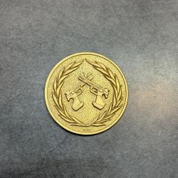 M&eacute;daille en m&eacute;tal dor&eacute; - Pistolets crois&eacute;s et couronne de laurier tir sportif