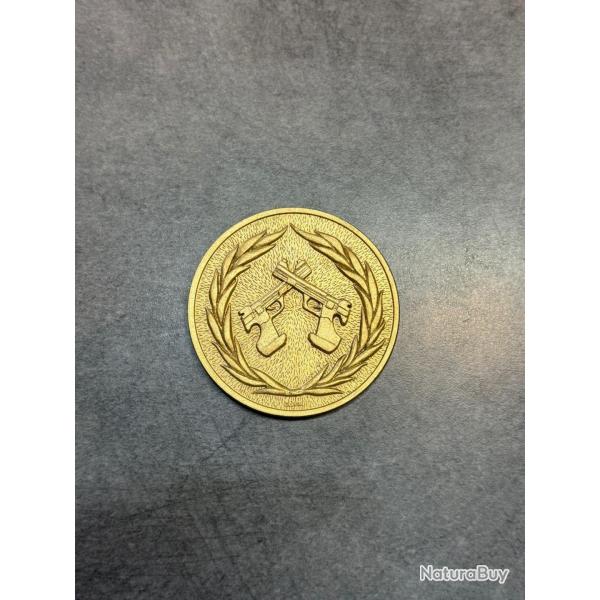 M�daille en m�tal dor� - Pistolets crois�s et couronne de laurier tir sportif