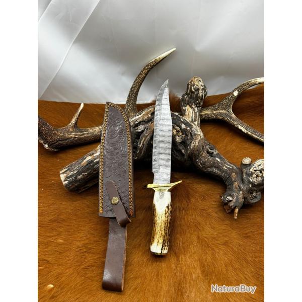Couteau Bowie de chez RITE EDGE lame acier damas et manche en bois de cerf NBCD102