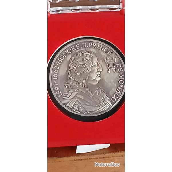 Magnifique m�daille monaco argent pur 999,0 pince honor�. Vraiment jolie.belle patine .