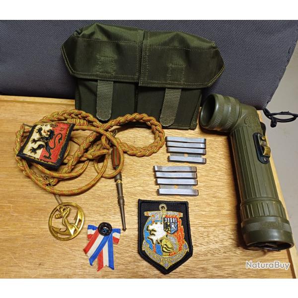 Lot militaria - fourrag�re insigne galons �cusson cartouchi�re lampe + cadeau