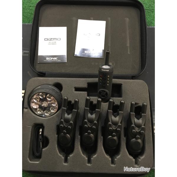 Coffret 4 detecteurs Carpe SONIK GIZMO + Centrale + Lampe Biwy