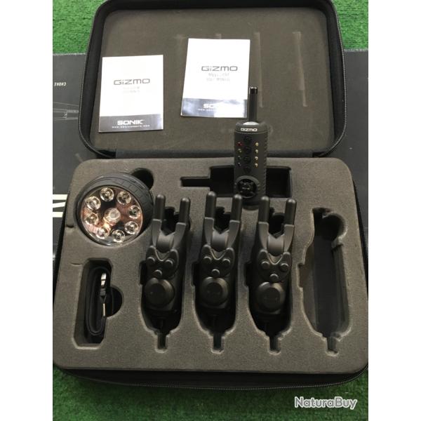 Coffret 3 detecteurs Carpe SONIK GIZMO + Centrale + Lampe Biwy