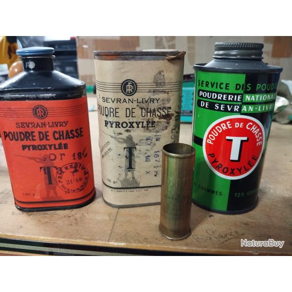 3 bidons de poudre vide et une douille vide calibre 12 laiton.