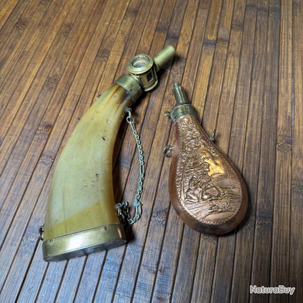 DUO DE POIRE A POUDRE COLLECTION DONT UNE FIN 18 eme EN CORNE BLONDE