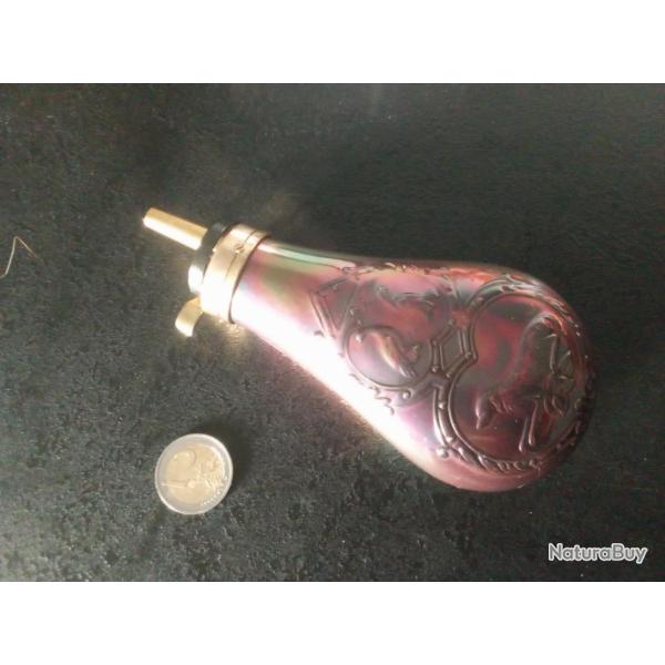 Poire � poudre avec gravure chien, calibre ???