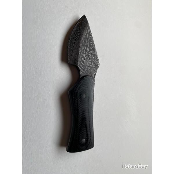 Petit couteau droit artisanal lame fixe en damas et manche G10