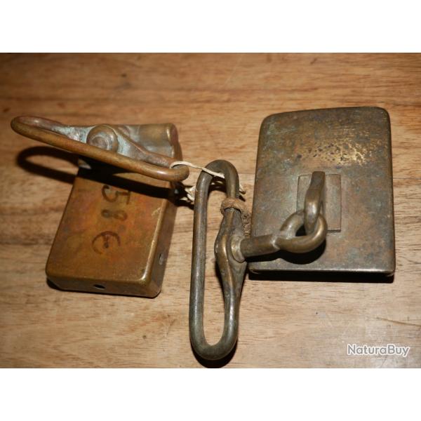 Lot de 2 attaches de gibernes de cavalerie dpareilles