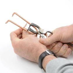 Pince pour placement tente pi&egrave;ge &agrave; taupe