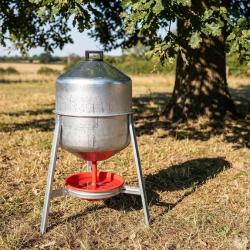 Abreuvoir poules et volailles m&eacute;tal galvanis&eacute; 30 L sur pieds