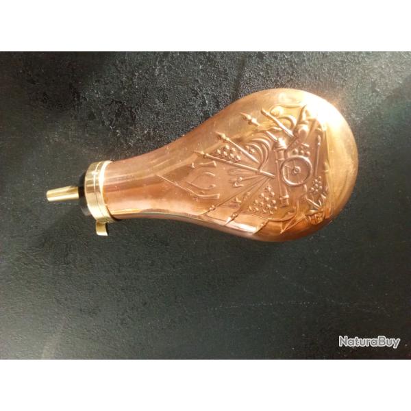 Poire � poudre noire avec en gravure un canon et des �tendards couleur cuivr�e